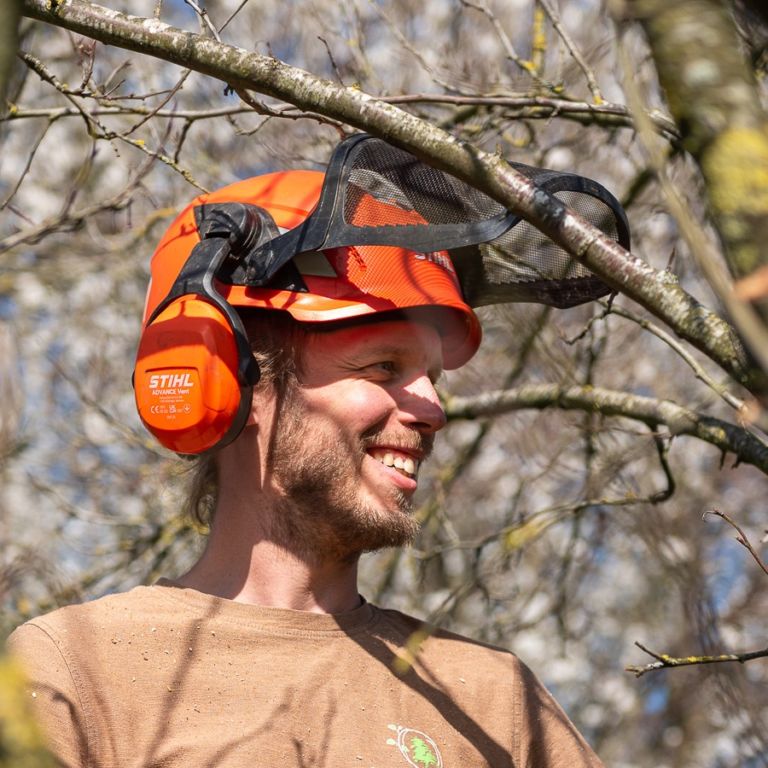 Hé salut ! Cyril Piette, arboriste fruitier, souriant dans un arbre en fleurs